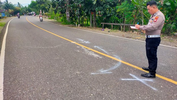 Polisi olah TKP kecelakaan motor Vs dua mobil di Bone, Sulsel.