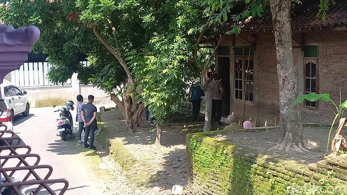 Polisi saat melakukan penggeledahan di rumah terduga teroris N, di Desa Plumbon, Kecamatan Mojolaban, Kabupaten Sukoharjo, Kamis (25/1/2024).