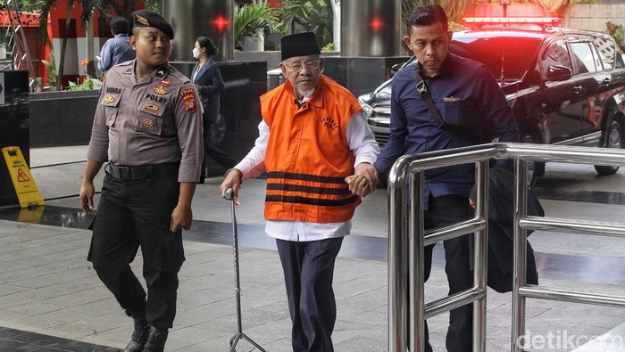 Gubernur Maluku Utara nonaktif Abdul Gani Kasuba berjalan menuju Gedung Merah Putih KPK, Jakarta, Kamis (25/1/2024) untuk menjalani pemeriksaan lanjutan.