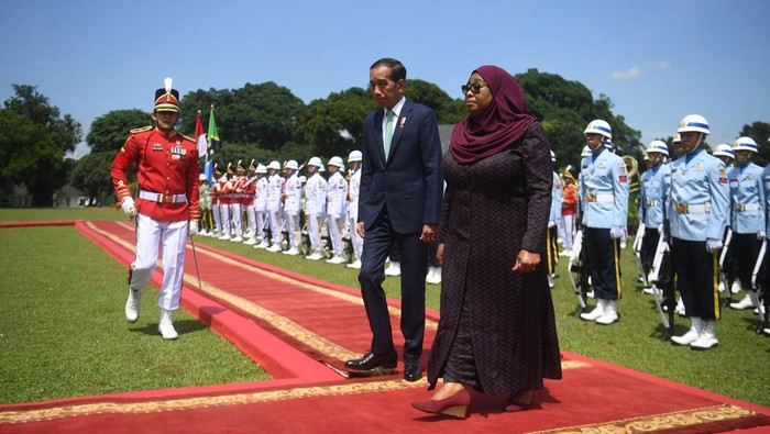 Presiden Joko Widodo (kanan) bersama Presiden Republik Persatuan Tanzania Samia Suluhu Hassan (kiri) memberikan salam sebelum pertemuan di Istana Bogor, Jawa Barat, Kamis (25/1/2024). Dalam kunjungannya, Presiden Samia Suluhu Hassan dan Presiden Joko Widodo membahas kerja sama potensial pada bidang perdagangan, investasi, migas, mineral, energi, ekonomi biru, dan kerja sama pembangunan. ANTARA FOTO/Akbar Nugroho Gumay/foc.