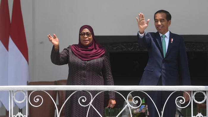 Presiden Joko Widodo (kanan) bersama Presiden Republik Persatuan Tanzania Samia Suluhu Hassan (kiri) memberikan salam sebelum pertemuan di Istana Bogor, Jawa Barat, Kamis (25/1/2024). Dalam kunjungannya, Presiden Samia Suluhu Hassan dan Presiden Joko Widodo membahas kerja sama potensial pada bidang perdagangan, investasi, migas, mineral, energi, ekonomi biru, dan kerja sama pembangunan. ANTARA FOTO/Akbar Nugroho Gumay/foc.