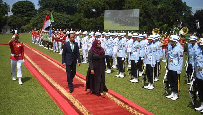 Presiden Joko Widodo terima kunjungan Presiden Tanzania Presiden Joko Widodo (kanan) bersama Presiden Republik Persatuan Tanzania Samia Suluhu Hassan (kiri) memberikan salam sebelum pertemuan di Istana Bogor, Jawa Barat, Kamis (25/1/2024). Dalam kunjungannya, Presiden Samia Suluhu Hassan dan Presiden Joko Widodo membahas kerja sama potensial pada bidang perdagangan, investasi, migas, mineral, energi, ekonomi biru, dan kerja sama pembangunan. ANTARA FOTO/Akbar Nugroho Gumay/foc.