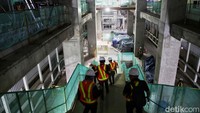 Ada juga CP 203 (Stasiun Glodok dan Kota) yang dimulai pada 20 April 2021, yang hingga 25 Desember 2023 kemarin sudah mencapai 42,97%.  