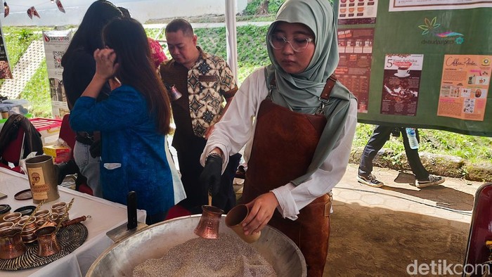 Proses Pengolahan Turkish Coffee di Festival Kopi Cimahi