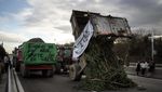 Protes Aturan dan Upah, Petani di Prancis Blokir Jalan dengan Traktor