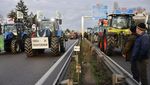 Protes Aturan dan Upah, Petani di Prancis Blokir Jalan dengan Traktor