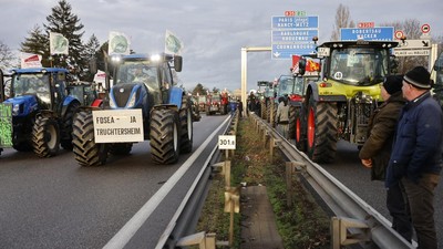 Protes Aturan dan Upah, Petani di Prancis Blokir Jalan dengan Traktor
