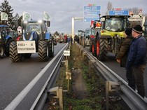Protes Aturan dan Upah, Petani di Prancis Blokir Jalan dengan Traktor