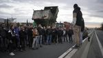Protes Aturan dan Upah, Petani di Prancis Blokir Jalan dengan Traktor