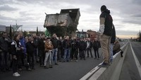 Arnaud Rousseau, ketua serikat petani besar Prancis FNSEA, mengatakan bahwa organisasinya akan merilis daftar 40 tindakan yang diperlukan. Protes petani telah terjadi dalam beberapa minggu terakhir di Jerman, Belanda dan Rumania terhadap peraturan UE dan berbagai alasan lain yang terkait dengan industri makanan lokal. AP/Laurent Cipriani  