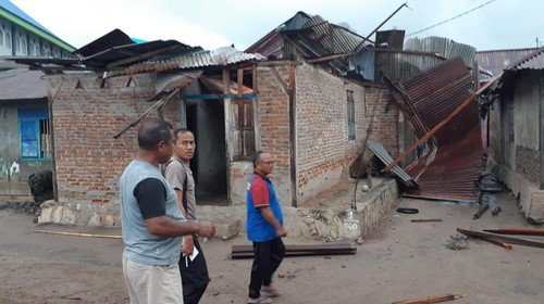 Puluhan rumah warga di kampung Labuan Bajo, Kelurahan Kabir, Kecamatan Pantar, Kabupaten Alor, NTT, rusak total akibat bencana angin puting beliung pada Rabu (24/1/2024). (Dok Polsek Pantar)