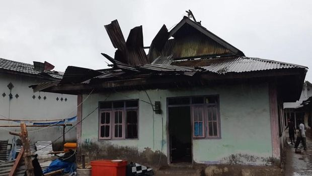 Puluhan rumah warga di kampung Labuan Bajo, Kelurahan Kabir, Kecamatan Pantar, Kabupaten Alor, NTT, rusak total akibat bencana angin puting beliung pada Rabu (24/1/2024). (Dok Polsek Pantar)