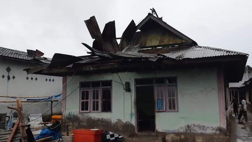 Salah satu rumah yang terkena dampak angin puting beliung yang terjadi di Kabupaten Alor, Provinsi NTT.