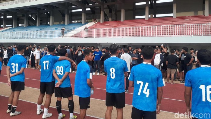 Ratusan Brajamusti mendatangi latihan PSIM Jogja di Stadion Mandala Krida, Jogja, Kamis (25/1/2024).