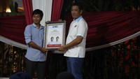 Ketua Relawan Forum Pemuda Berkualitas (Formalitas) Abdul Yamin (kiri) memberikan plakat deklarasi Formalitas kepada Wakil Sekretaris TKN Prabowo-Gibran Azanil Kelana (kanan) di depan kediaman Prabowo di Jalan Kartanegara, Jakarta Selatan, Kamis (25/1/2024).