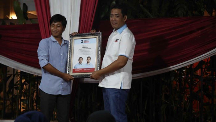 Relawan Forum Pemuda Berkualitas Dukung Prabowo-Gibran Ketua Relawan Forum Pemuda Berkualitas (Formalitas) Abdul Yamin (kiri) memberikan plakat deklarasi Formalitas kepada Wakil Sekretaris TKN Prabowo-Gibran Azanil Kelana (kanan) di depan kediaman Prabowo di Jalan Kartanegara, Jakarta Selatan, Kamis (25/1/2024).