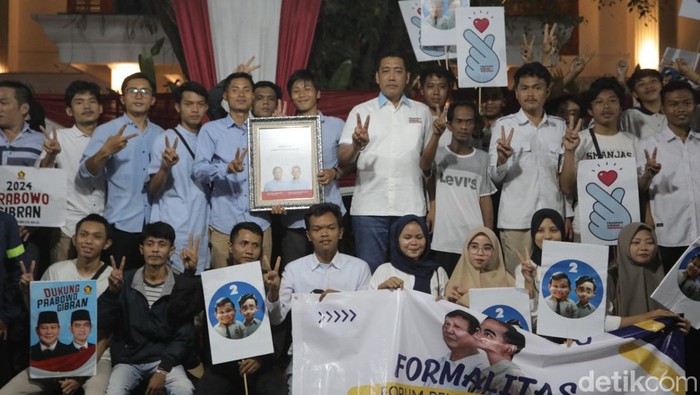 Relawan Forum Pemuda Berkualitas (Formalitas) mendeklarasikan dukungan kepada pasangan capres dan cawapres nomor urut 2 Prabowo Subianto-Gibran Rakabuming Raka di Pilpres 2024. (Firda/detikcom).