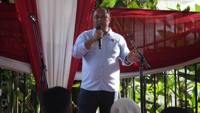 Relawan Pemuda Ngapak Pantura Dukung Prabowo-Gibran Wakil Komandan Golf Elly Samolo Siregar (kiri) saat menerima plakat deklarasi dari perwakilan Relawan Pemuda Ngapak Pantura di depan kediaman Prabowo Subianto di Jakarta Selatan, Kamis (25/1/2024).