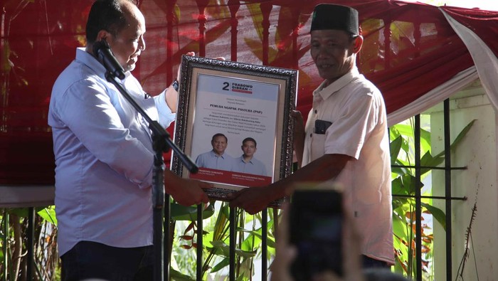 Relawan Pemuda Ngapak Pantura Dukung Prabowo-Gibran Wakil Komandan Golf Elly Samolo Siregar (kiri) saat menerima plakat deklarasi dari perwakilan Relawan Pemuda Ngapak Pantura di depan kediaman Prabowo Subianto di Jakarta Selatan, Kamis (25/1/2024).