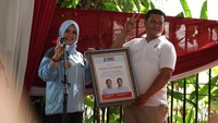 Ketua Relawan Persaudaraan 08 Iwan Darmawan memberikan plakat deklarasi dukungan kepada Wakil Sekretaris TKN Prabowo-Gibran Lindsey Afsari Puteri (kiri) di depan kediaman Prabowo Subianto, Jakarta Selatan, Kamis (25/1/2024).