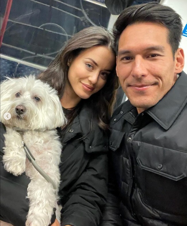 Di beberapa foto juga terlihat keduanya yang berpose bersama anjing peliharaan Lily yang berwarna putih. Sama-sama mengenakan jaket hitam, keduanya tampil kompak. Foto: Instagram/@richo_kyle