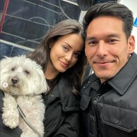 Di beberapa foto juga terlihat keduanya yang berpose bersama anjing peliharaan Lily yang berwarna putih. Sama-sama mengenakan jaket hitam, keduanya tampil kompak. Foto: Instagram/@richo_kyle