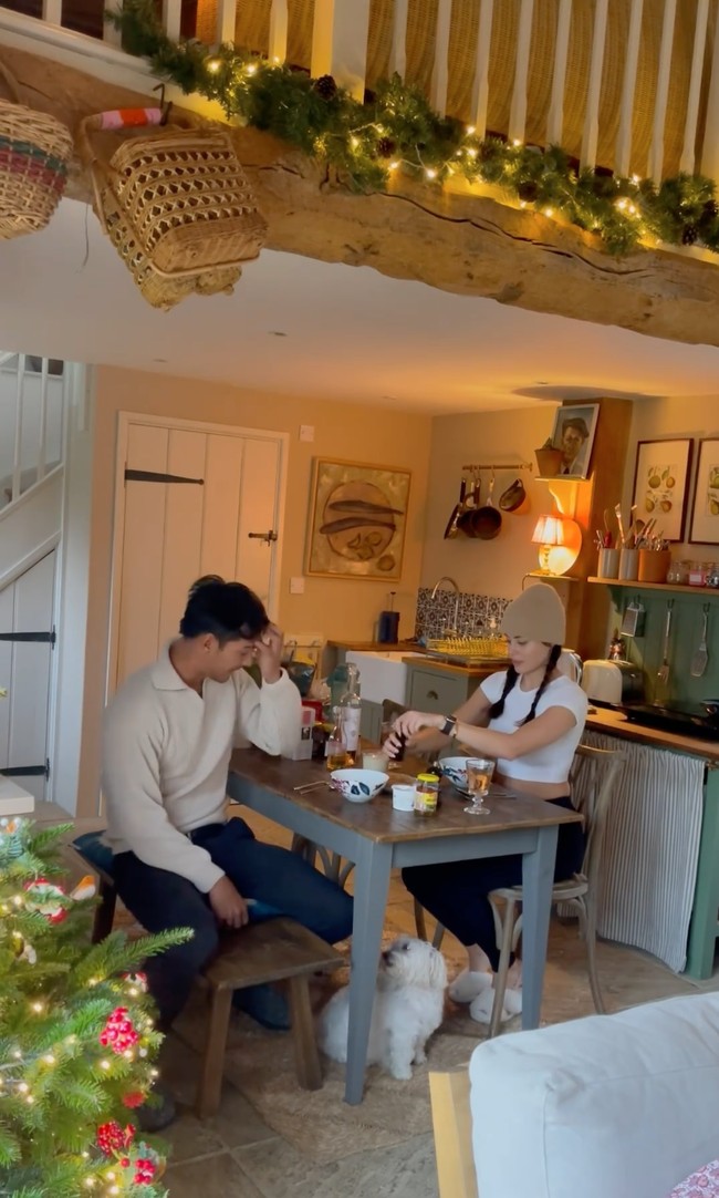 Dalam unggahan yang dibagikan juga terlihat keduanya menghabiskan waktu di rumah dengan masak dan makan bersama. Foto: Instagram/@richo_kyle