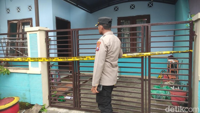 Rumah ibu rumah tangga di Malang yang tewas diduga korban KDRT suaminya dipasang garis polisi