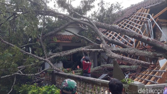 Rumah rusak di wilayah Desa Rancah dan Lumbungsari imbas disapu angin kencang dan tertimpa pohon.