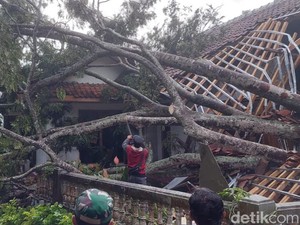Amukan Angin Kencang Rusak Belasan Rumah di Ciamis