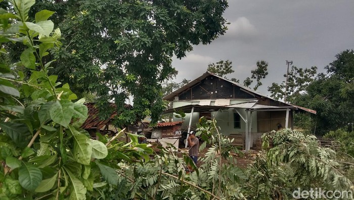 Rumah warga rusak diterjang angin kencang di Indramayu.