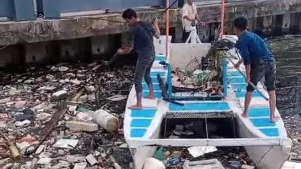 Sampah menumpuk di laut Pantai Losari Makassar, Sulsel.