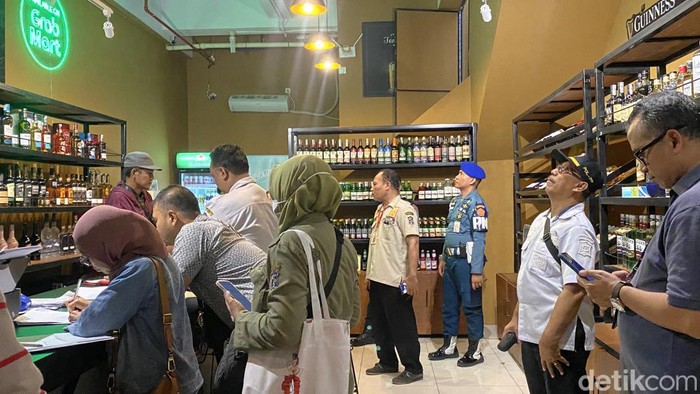 Satpol PP Surabaya Sita Puluhan Botol Miras dari 2 RHU Tak Berizin
