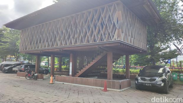 Semarang memiliki perpustakaan unik yang dinamakan Microlibrary Warak Kayu.