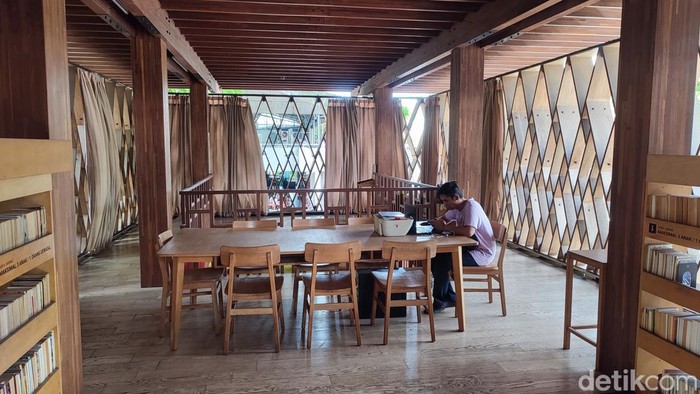 Semarang memiliki perpustakaan unik yang dinamakan Microlibrary Warak Kayu.