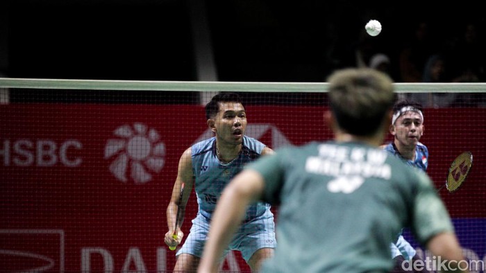 Fajar Alfian/Muhammad Rian Ardianto mengatasi perlawanan Man Wei Chong/Kai Wun Tee 21-18, 22-20. Fajar/Rian melaju ke perempatfinal Indonesia Masters 2024.
