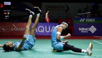 Pertandingan terus ketat hingga deuce. Fajar/Rian kemudian bisa menyudahi perlawanan sengit Man/Tee setelah melalui rally panjang saat 21-20. Penempatan terukur Rian membawa mereka menang 22-20 di gim kedua.  