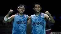 Fajar/Rian melaju ke perempatfinal. Di 8 besar, mereka akan berjumpa sesama pasangan Indonesia, Bagas Maulana/Muhammad Shohibul Fikri.  