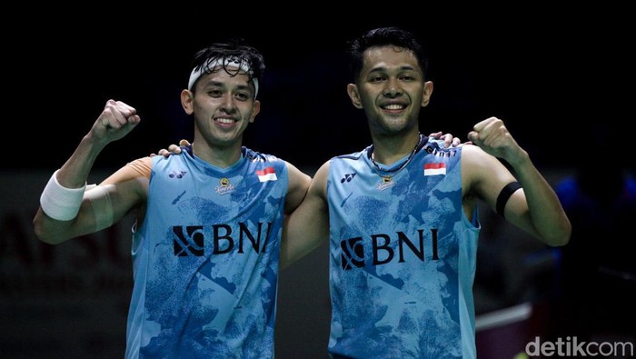 Fajar Alfian/Muhammad Rian Ardianto mengatasi perlawanan Man Wei Chong/Kai Wun Tee 21-18, 22-20. Fajar/Rian melaju ke perempatfinal Indonesia Masters 2024.