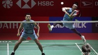 Fajar Alfian/Muhammad Rian Ardianto berjumpa Man Wei Chong/Kai Wun Tee pada babak 16 besar Indonesia Masters 2024 di Istora, Kamis (25/1/2024). Kejar mengejar angka terjadi di awal gim pertama.