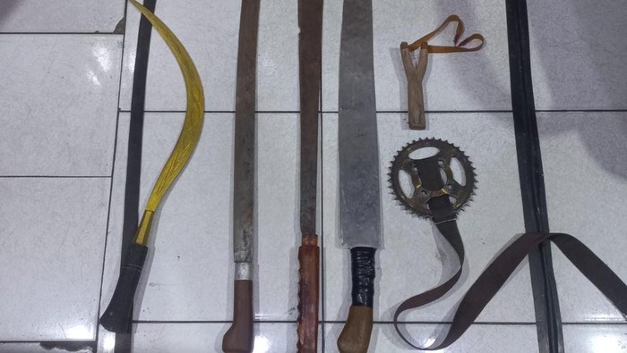 Senjata tajam yang diamankan dari remaja geng motor di Binjai. (Dok Polres Binjai)