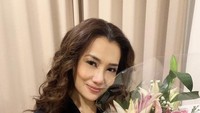 Ibunda Aaliyah Massaid itu memang sehari-harinya disibukkan dengan manggung dan berkegiatan politik. Selain itu tampak juga keseruannya saat makan. Foto: Instagram @rezaartameviaofficial