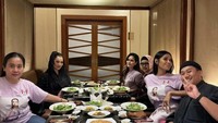 Reza Artamevia baru saja meluncurkan album CD digital bersama KFC. Setelah acara peluncuran, ia dan tim KFC menyempatkan waktu untuk makan-makan bersama di restoran Korea. Foto: Instagram @rezaartameviaofficial
