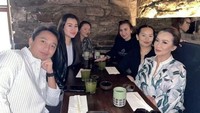 Saat di New York, penyanyi 50 tahun ini menyempatkan waktu untuk makan-makan bersama anak dan keluarganya. Mereka makan di sebuah restoran Jepang. Foto: Instagram @rezaartameviaofficial