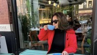 Tentu penyanyi ini juga mampir ke sebuah kafe di New York, untuk menikmati secangkir kopi dan cookies. Foto: Instagram @rezaartameviaofficial