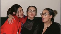 Reza Artamevia memang dekat dengan kedua putrinya dari Adjie Massaid. Kali ini Reza merasa senang diberi kejutan kue ulang tahun topping strawberry dari Zahwa dan Aaliyah Massaid. Foto: Instagram @rezaartameviaofficial