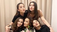 Tidak hanya dari Zahwa dan Aaliyah, saat politikus itu ulang tahun, ia juga diberi kejutan kue lebih banyak dan bunga dari anak-anaknya. Foto: Instagram @rezaartameviaofficial