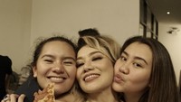 Kedekatan Zahwa dan Aaliyah dengan ibunya tidak perlu diragukan lagi. Kali ini kedua putrinya menemani Reza saat manggung sambil menikmati pizza. Foto: Instagram @rezaartameviaofficial