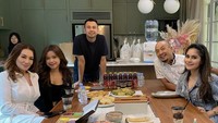 Saat mampir ke rumah Raffi Ahmad dan Nagita Slavina, pelantun ‘Cinta Sejati’ itu disuguhkan banyak camilan, mulai dari gorengan hingga kue jadul. Foto: Instagram @rezaartameviaofficial