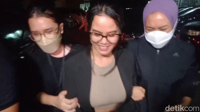 Momen Siskaeee dibawa ke Polda Metro Jaya usai dijemput paksa di Yogyakarta pada Rabu (24/1/2024) malam.